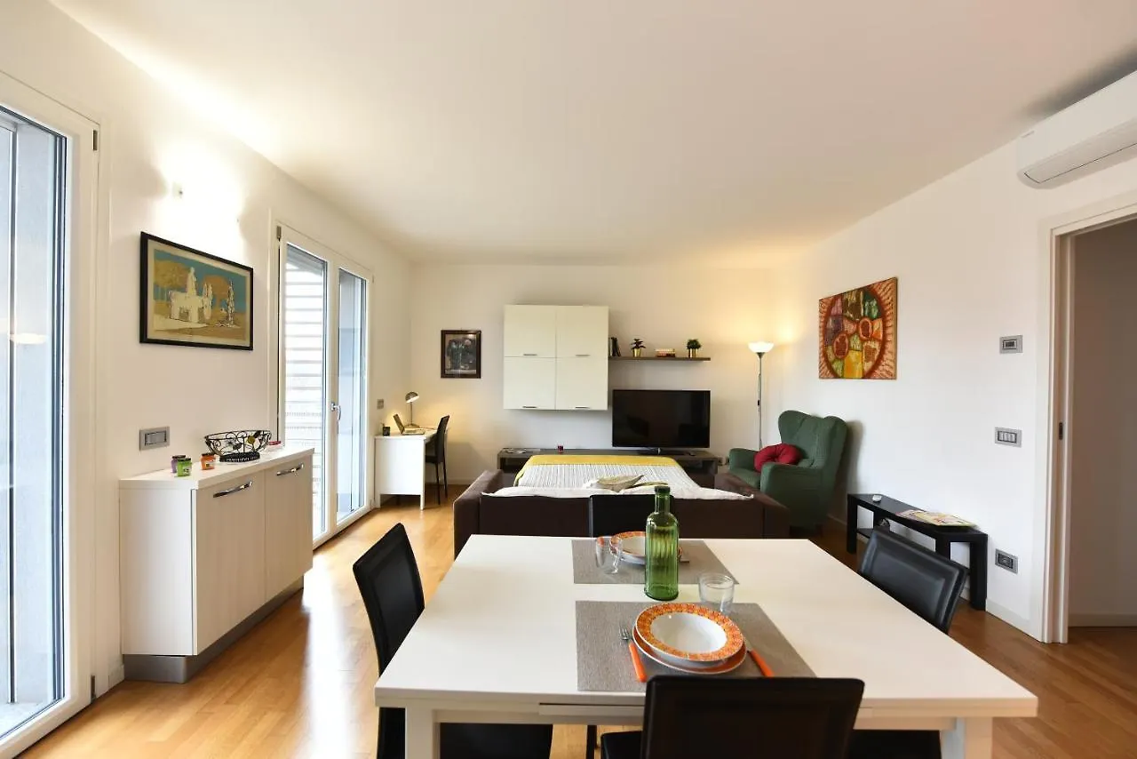 Apartment Caseospitali - Casa Kikka Elegante Appartamento Con Balcone In Nuovo Condominio Cernusco Sul Naviglio Italy