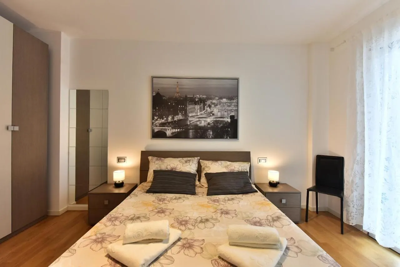 Apartment Caseospitali - Casa Kikka Elegante Appartamento Con Balcone In Nuovo Condominio Cernusco Sul Naviglio